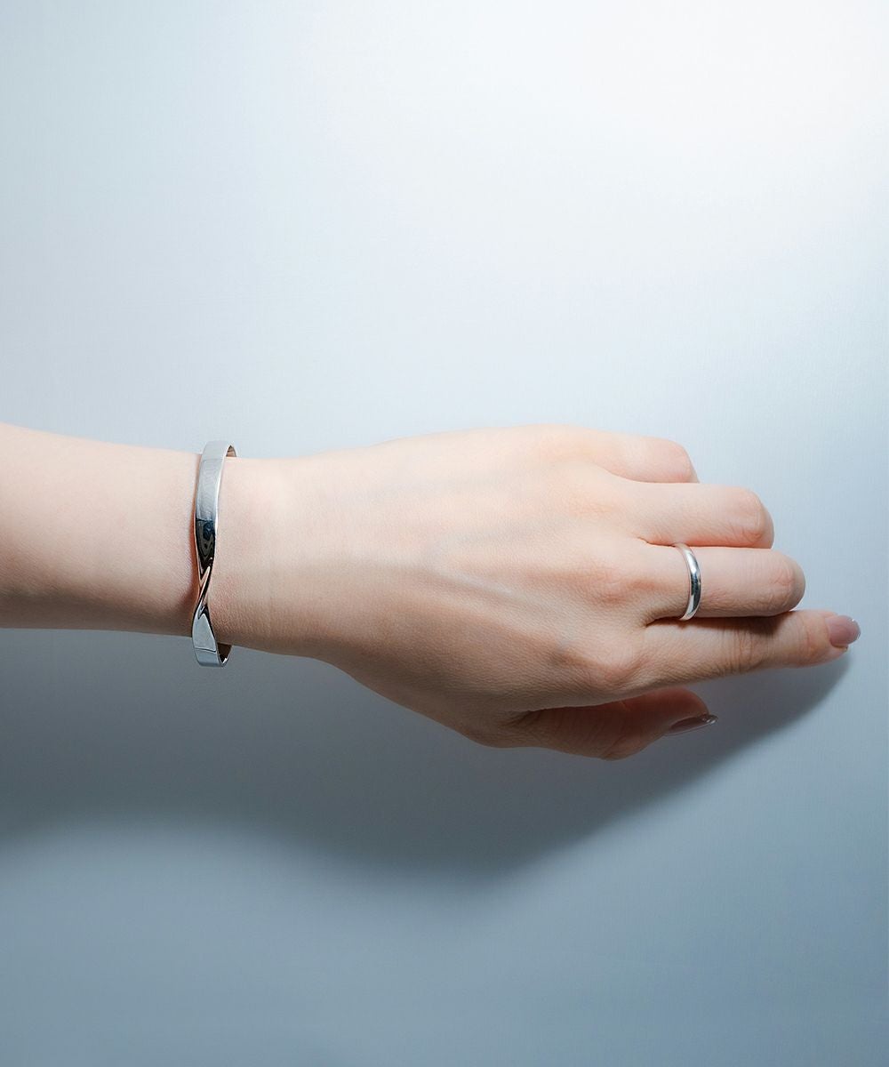 MATOW マトウ SHIKI TWIST BANGLE / SILVER レディース 腕時計